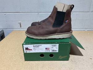 lot 209 image: Mens Danner Bull Run Chelsea Boots Size 11