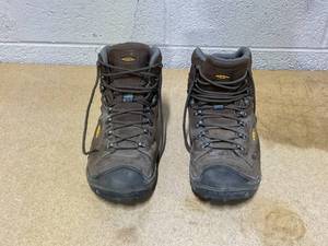 lot 420 image: KEEN Durand II Mid Waterproof Hiking Boots for Men