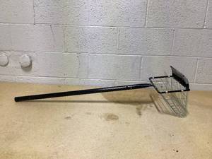 lot 473 image: Eagle Claw Clam Rake with 10in Basket