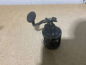 lot 75 image: Penn Squall II Level Wind Conventional Reel