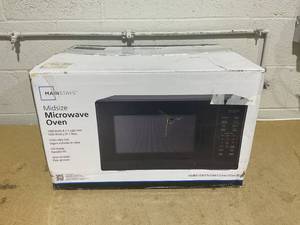 lot 70 image: Mainstays 1.1 Cu. ft Microwave Oven in Black