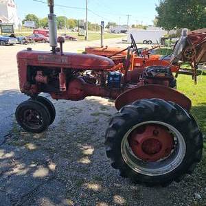 lot 1 image: Very Clean Farmall Model B, Newly Machined Head, Rear Tires, Like New, Runs Great