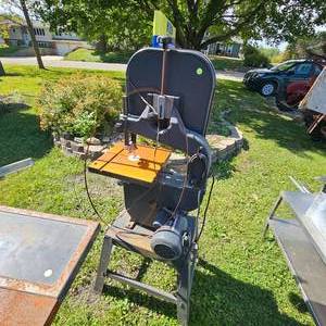 lot 4 image: Craftsman Bandsaw, Works Great with Extra Blades