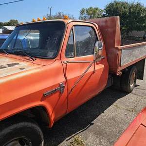 lot 7 image: 1985 Chevy Dump Truck, Everything appears to work, Ran Great, Auto, Good Tires, 350-4 Barrel