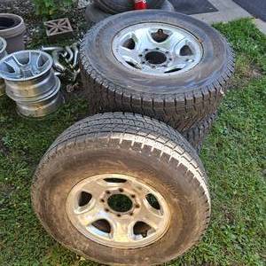 lot 14 image: Lot of 4 Dodge 1 ton-34 Ton Chrome Wheels, Like New with As New Blizzak P28570R17-Less Than 300 Miles