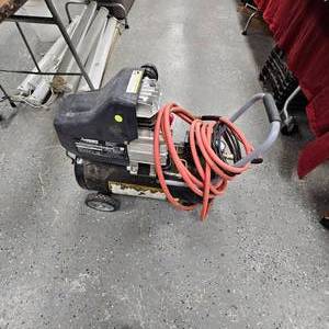 lot 24A image: Husky 8 Gallon 125psi, Nice, Clean Air Compressor
