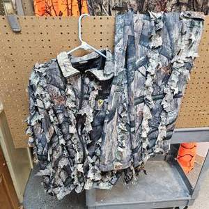lot 27 image: Scent Blocker Coat XL and Pants Size Large, Like New