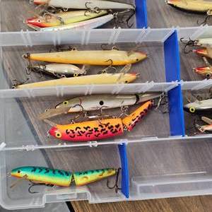 lot 55 image: Tacklebox w25 Rapalas etc
