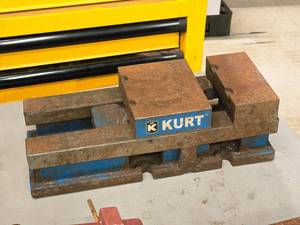 lot 733 image: Kurt AngLock Manual Vise 6-grip 3600V 047433