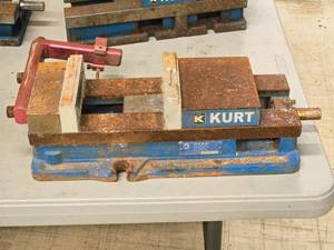 lot 732 image: Kurt AngLock Manual Vise 6-grip D688 with Attachment