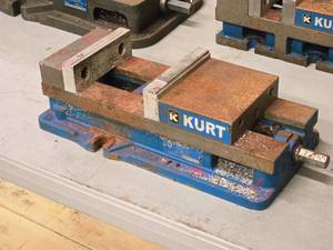 lot 731 image: Kurt AngLock Manual Vise 6-grip D688
