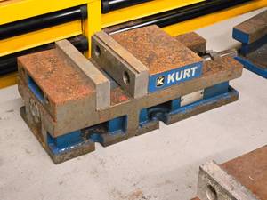 lot 730 image: Kurt AngLock Manual Vise 6-grip 3600V 047421