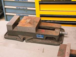 lot 729 image: Kurt Precision Milling Machine Vise 8-grip D60-1