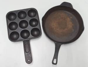 lot 127 image: Cast Iron CornbreadMuffin Pan & Skillet 