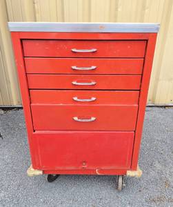 lot 107 image: 6-Drawer Rolling Red Metal Tools Chest