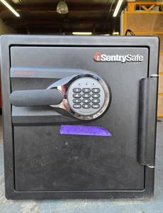 lot 136 image: Working Heavy Duty SENTRY SAFE wCombo