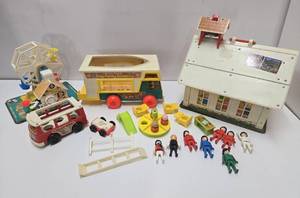 lot 140 image: Group of Vintage Little People etc Play Sets