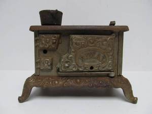 lot 10 image: Original Antique Cast Iron ROYAL Toy Stove 