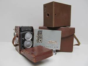 lot 33 image: 2 Nice Condition Old Vintage Film Cameras - Rolleicord & Brownie