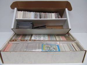 lot 18 image: Estate Lot of Assorted Baseball Basketballs & Football Cards