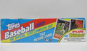 lot 55 image: Factory Sealed 1992 Topps Baseball Card Set