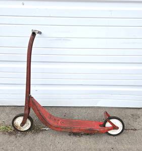 lot 161 image: Vintage 1950s Red Metal RADIO Scooter