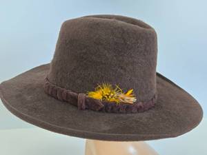 lot 252 image: Excellent Vintage LUSKEYS Western Cowboy Hat - Size 7 58