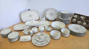lot 244 image: Large Set of Vintage FRANCISCAN WARE Discovery Dish Ware