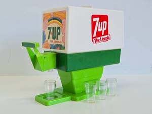 lot 246 image: Very Cool Vintage 7UP Soda Dispenser wOriginal Cups
