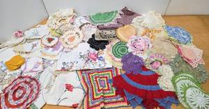 lot 260 image: Great Estate Lot of Vintage Handmade Doilies Linens etc