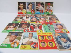 lot 222 image: Estate Lot of Vintage Early 1960s Baseball Cards