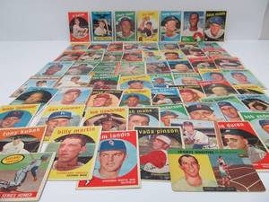 lot 219 image: Large Lot of Vintage Early 1960s Baseball Cards