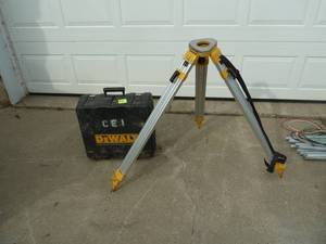 lot 6 image: Dewalt Transom Set- Damaged