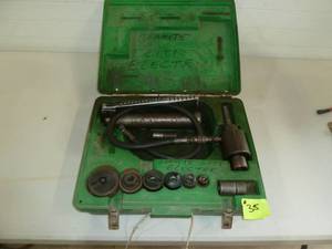 lot 35 image: Greenlee Hydraulic Knock Out Set #767A