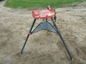 lot 110 image: Ridgid Tri- Stand Pipe Vice 460