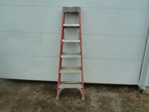 lot 124 image: Louisville Fiberglass Ladder 6 Orange