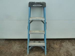 lot 134 image: Werner Fiberglass Ladder 4 Blue