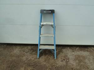 lot 138 image: Werner Fiberglass Ladder 4 Blue
