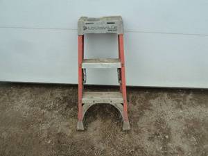 lot 140 image: Louisville Fiberglass Ladder 3 Orange