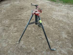 lot 144 image: Ridgid Tri-Stand Pipe Vice