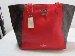 lot 4 image: Large Tote Handbag