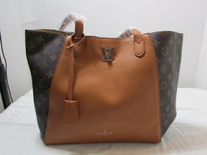 lot 8 image: Large Tote Handbag