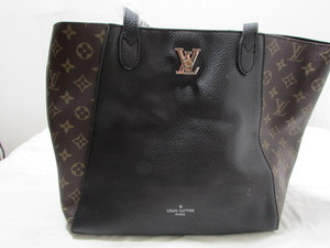 lot 14 image: Large Tote Handbag