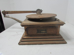 lot 111 image: Antique Victor Phonograph Talking Machine