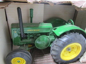 lot 119 image: John Deere 1953 Model D Tractor Toy
