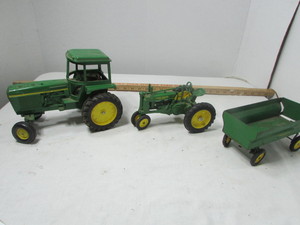 lot 124 image: Vintage John Deere Toys