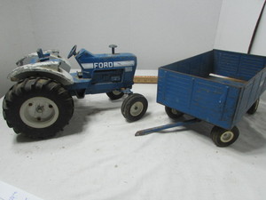 lot 127 image: Vintage Ertl Ford Tractor Toy