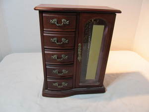 lot 164 image: Jewelry Box