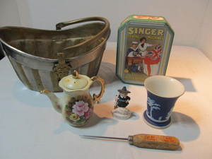 lot 182 image: Vintage Items