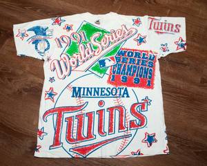 lot 45 image: 1991 World Series Champions Minnesota Twins T-Shirt  XL